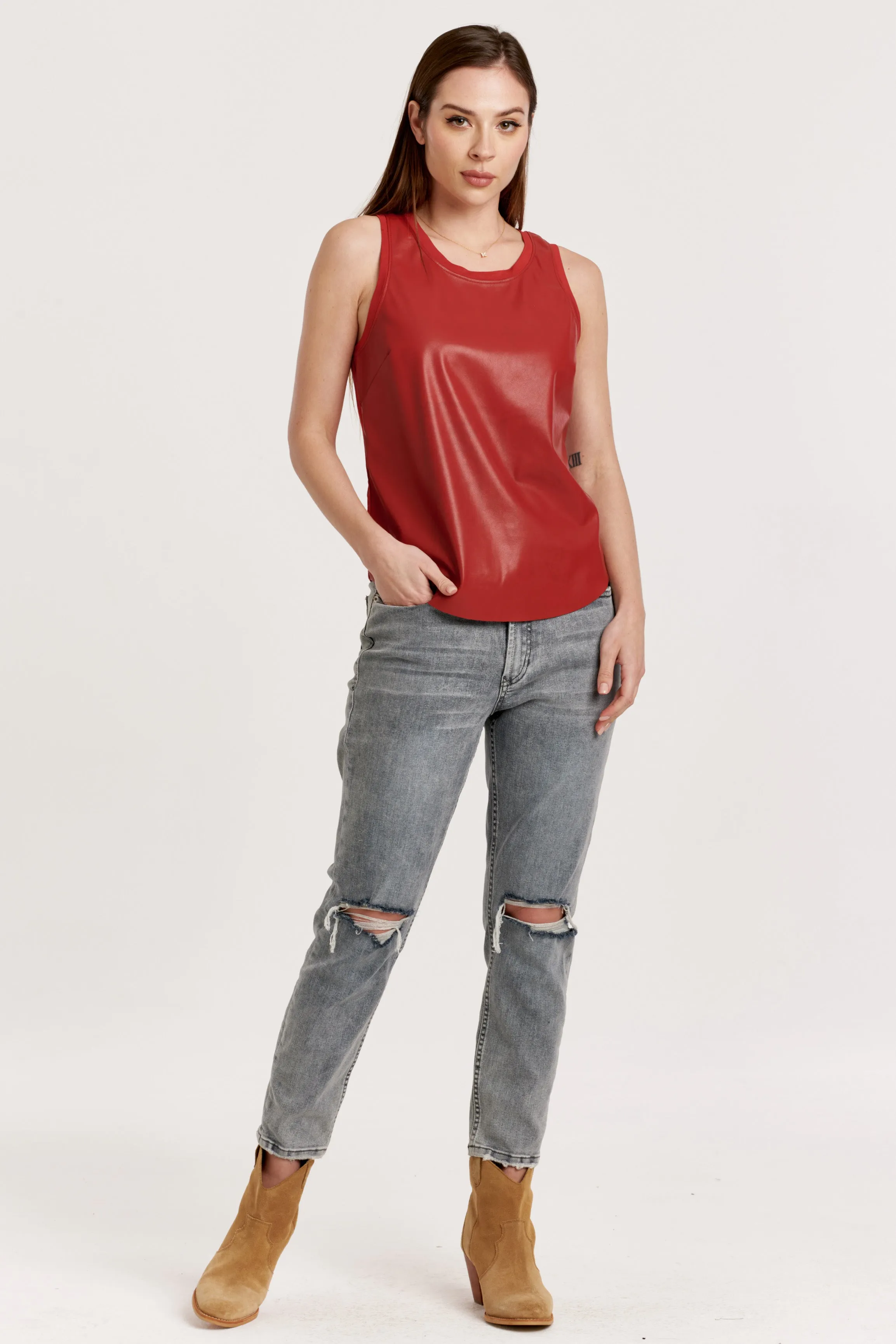CARMELA PLEATHER TANK W/ CURVED HEM & CONTRAST BACK POMEGRANATE