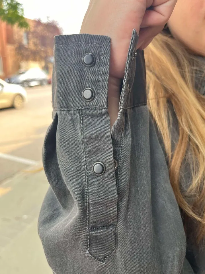 TOP - GREY BUTTON-UP SHIRT
