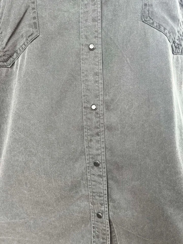 TOP - GREY BUTTON-UP SHIRT