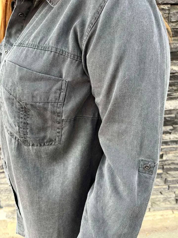 TOP - GREY BUTTON-UP SHIRT